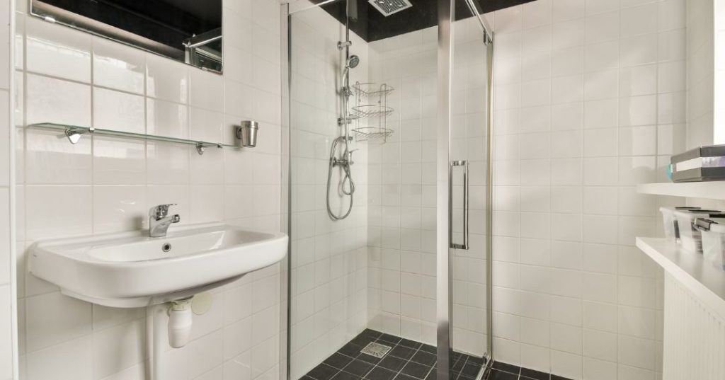 Como Limpar Box de Vidro no Banheiro em Blumenau: 4 Passos e Dicas Box de vidro em Blumenau